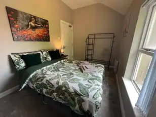 University Street, Room 3Image 5