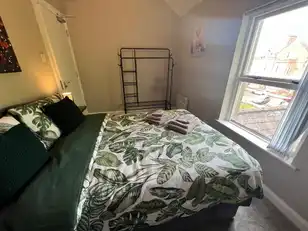 University Street, Room 3Image 2