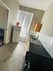 University Street, Room 3Image 10