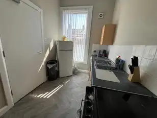 University Street, Room 3Image 12