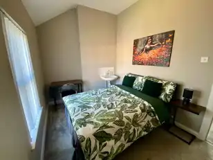 University Street, Room 3Image 18