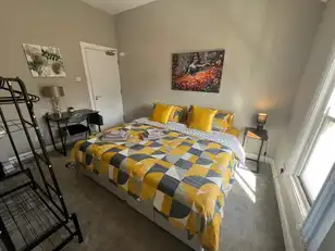 University Street, Room 4Image 3