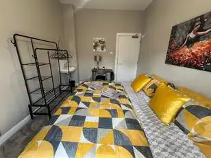 University Street, Room 4Image 2