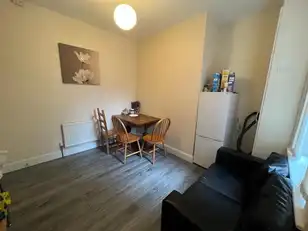 Tates Avenue, Room 1Image 5