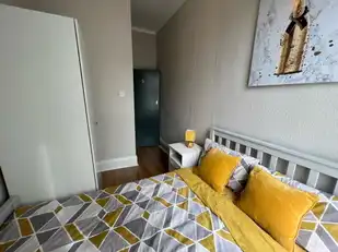 Camden Street, Room 5Image 8