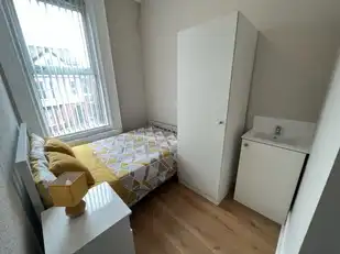 Camden Street, Room 5Image 7