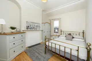 Room 5, 16 Cedar AvenueImage 6