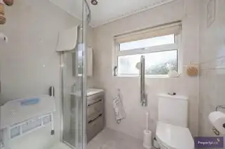 11 Ashley GardensImage 11