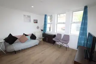 1 Grove Street EastImage 2