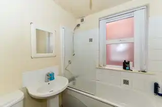 Flat 2 97 Eglantine AvenueImage 8