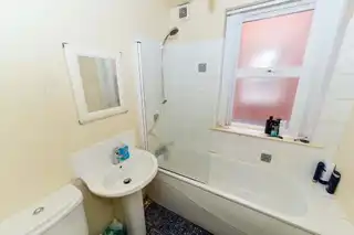 Flat 2 97 Eglantine AvenueImage 7