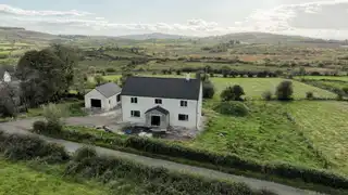 Detached House & GarageImage 2