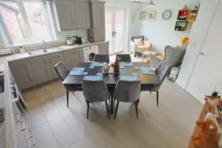 2 Bachelors CloseImage 22