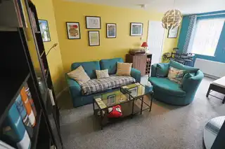 2 Bachelors CloseImage 11