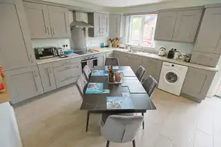 2 Bachelors CloseImage 18
