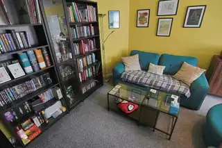 2 Bachelors CloseImage 12