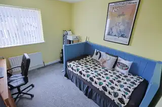 2 Bachelors CloseImage 43