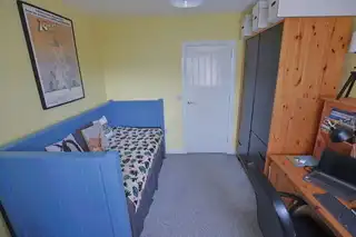 2 Bachelors CloseImage 46