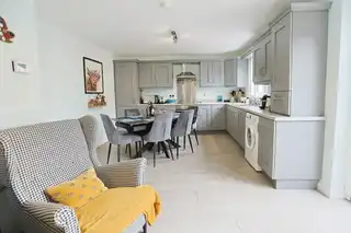 2 Bachelors CloseImage 24