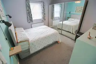 2 Bachelors CloseImage 30