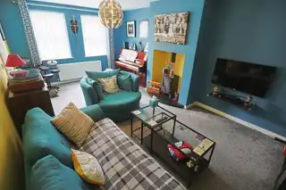 2 Bachelors CloseImage 13