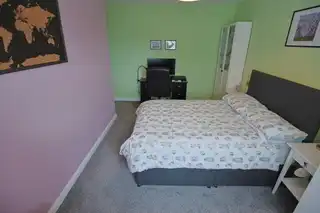 2 Bachelors CloseImage 40
