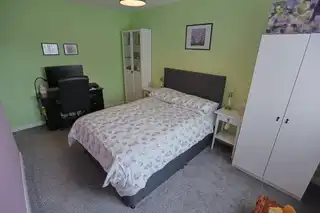 2 Bachelors CloseImage 38