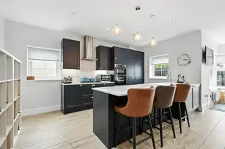 16 Fairfields ManorImage 8