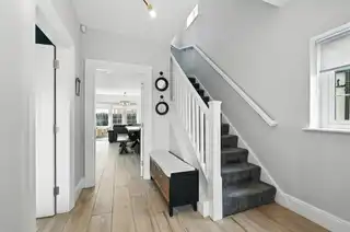 16 Fairfields ManorImage 4