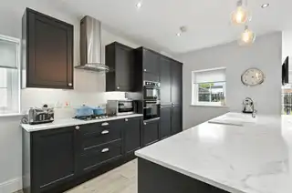 16 Fairfields ManorImage 9