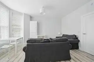 Apt 4 37 Wellington ParkImage 9