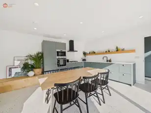 11-15 Eglinton LaneImage 22