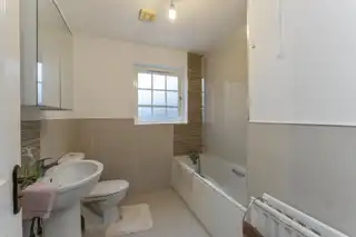 17 Manor Farm CrescentImage 12