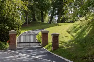 Upper Malone RoadImage 5