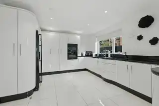 16A Myrtlefield ParkImage 6