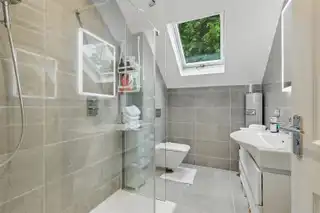 16A Myrtlefield ParkImage 22