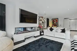 16A Myrtlefield ParkImage 9
