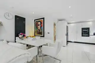 16A Myrtlefield ParkImage 7
