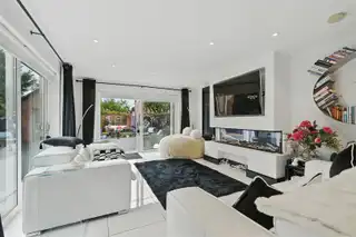 16A Myrtlefield ParkImage 8