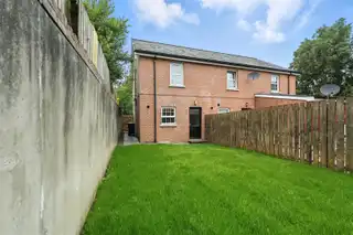 15 Milfort MewsImage 18