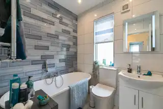 83 Ravenscroft AvenueImage 19