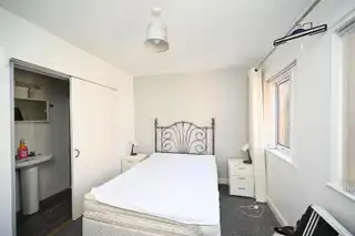 Room 9 9 Eglantine AvenueImage 6