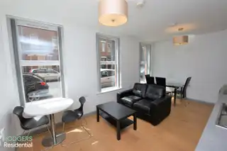 Apt 1, 125 Wellesley AvenueImage 2