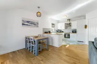 18 Hampton CourtImage 5