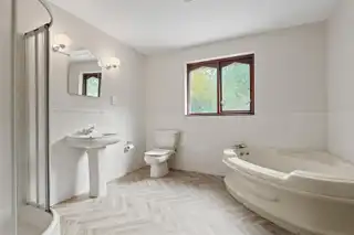 7 The HamptonsImage 10