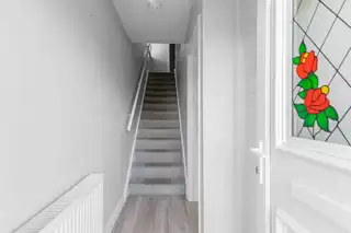 10 Woodside GardensImage 2