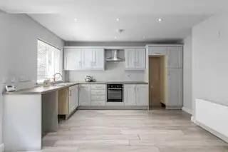 10 Woodside GardensImage 5