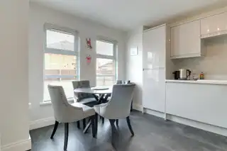 32 Balmoral SquareImage 3