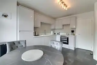32 Balmoral SquareImage 4
