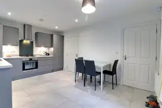 17 Lynn Hall GroveImage 11